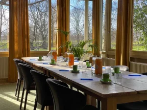 Vergaderen in de Serre van Op Hodenpijl